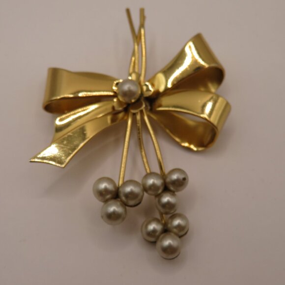 Coro Gold Tone Bow Brooch with Faux Pearls - Picture 1 of 7